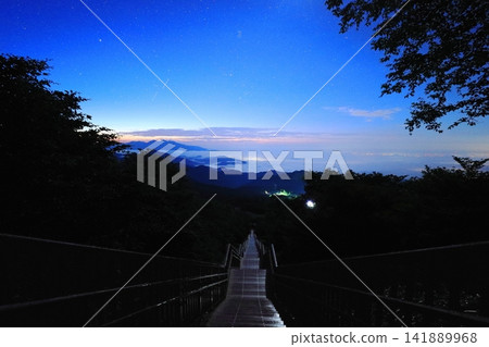 從栃木縣日光市霧降高原的天空走廊/木菅平公園看到的雲海和星空 141889968
