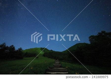 霧之國高原的星空與萱草 141889975