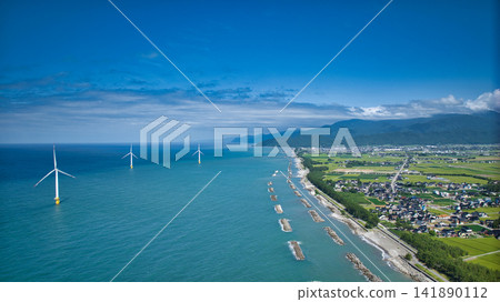 八月中旬,從富山縣下新川海岸可以看到海上風力渦輪機,遠處是笹川地區的山脈,以及更遠處的糸魚川地區。 八月中旬,從富山縣下新川海岸可以看到海上風力渦輪機,遠處是笹川地區的山脈,以及更遠處的糸魚川地區。 141890112
