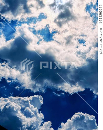 當您穿過雲層之間的空間時,另一邊是藍天 當您穿過雲層之間的空間時,另一邊是藍天 141890953