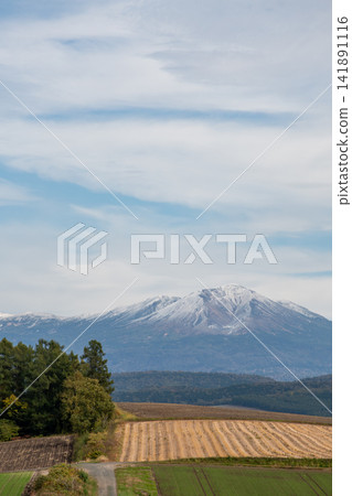 秋日的田野和白雪皚皚的山脈:大雪山 秋日的田野和白雪皚皚的山脈:大雪山 141891116