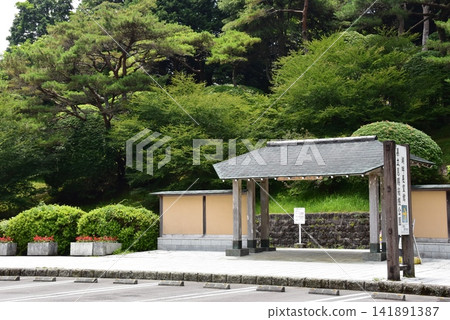 箱根町:神奈川縣立恩子箱根公園的中央大門、停車場和資訊牌。 箱根町:神奈川縣立恩子箱根公園的中央大門、停車場和資訊牌。 141891387