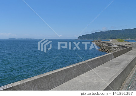 一道長長的海堤延伸到海裡，從京南町的海岸線上可以欣賞到蔚藍的東京灣和妙健岬鬱鬱蔥蔥的景色。 141891397