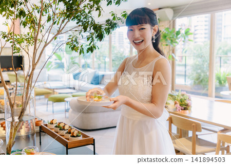 新娘在餐廳婚禮上享用美食。 141894503