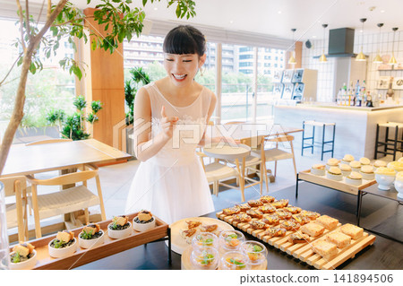 新娘在餐廳婚禮上享用美食。 新娘在餐廳婚禮上享用美食。 141894506