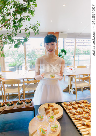 新娘在餐廳婚禮上享用美食。 新娘在餐廳婚禮上享用美食。 141894507