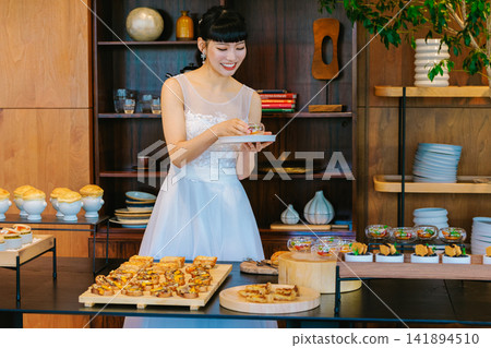 新娘在餐廳婚禮上享用美食。 新娘在餐廳婚禮上享用美食。 141894510