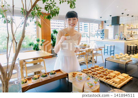 新娘在餐廳婚禮上享用美食。 新娘在餐廳婚禮上享用美食。 141894511