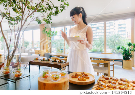 新娘在餐廳婚禮上享用美食。 新娘在餐廳婚禮上享用美食。 141894513