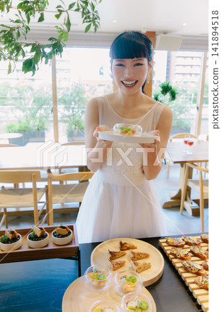 新娘在餐廳婚禮上享用美食。 新娘在餐廳婚禮上享用美食。 141894518
