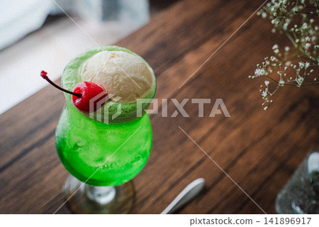 哈密瓜奶油蘇打水的特寫鏡頭 哈密瓜奶油蘇打水的特寫鏡頭 141896917