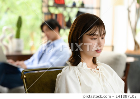 一男一女在客廳使用筆記型電腦 一男一女在客廳使用筆記型電腦 141897102