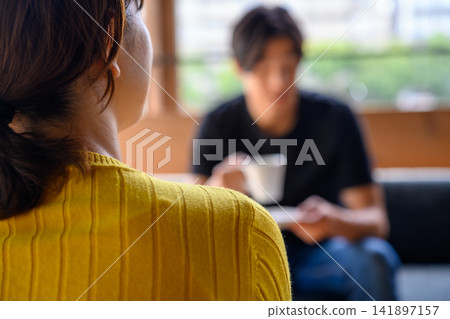 一男一女面對面交談。 一男一女面對面交談。 141897157