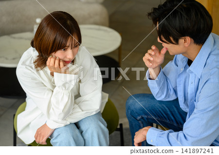 一位年輕女子和一位男子正在討論他們的問題 141897241