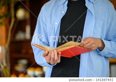 一個男人在看書 一個男人在看書 141897441