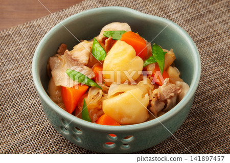 豬肉和馬鈴薯 豬肉和馬鈴薯 141897457