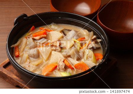豬肉和蔬菜味噌湯 豬肉和蔬菜味噌湯 141897474