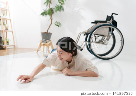 一名女子從輪椅上摔了下來 141897553