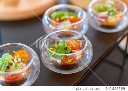 盛放在玻璃碟中的色彩繽紛的開胃菜 盛放在玻璃碟中的色彩繽紛的開胃菜 141897569