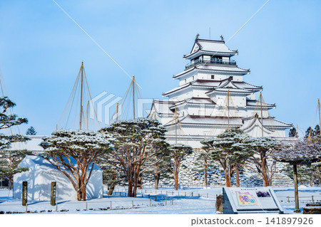 福島敦賀城:晴朗的雪天裡,城堡的天守閣閃閃發光。 福島敦賀城:晴朗的雪天裡,城堡的天守閣閃閃發光。 141897926