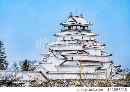 福島敦賀城:晴朗的雪天裡,城堡的天守閣閃閃發光。 福島敦賀城:晴朗的雪天裡,城堡的天守閣閃閃發光。 141897928