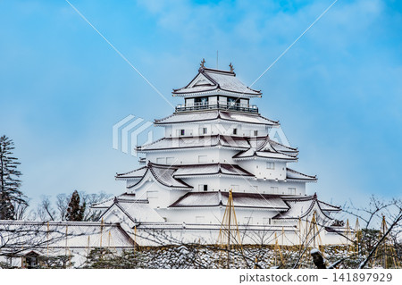 福島敦賀城:晴朗的雪天裡,城堡的天守閣閃閃發光。 福島敦賀城:晴朗的雪天裡,城堡的天守閣閃閃發光。 141897929