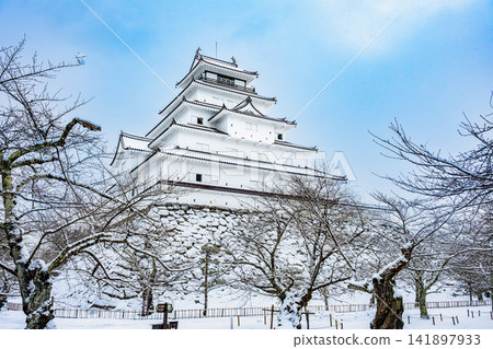 福島敦賀城:晴朗的雪天裡,城堡的天守閣閃閃發光。 福島敦賀城:晴朗的雪天裡,城堡的天守閣閃閃發光。 141897933