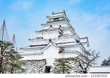 Tsuruga Castle in Fukushima: The castle tower shines brightly in the clear, snowy weather. Tsuruga Castle in Fukushima: The castle tower shines brightly in the clear, snowy weather. 141897934