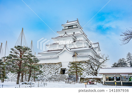 Tsuruga Castle in Fukushima: The castle tower shines brightly in the clear, snowy weather. Tsuruga Castle in Fukushima: The castle tower shines brightly in the clear, snowy weather. 141897936