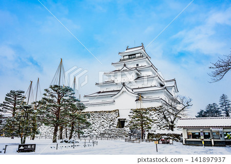 福島敦賀城：晴朗的雪天裡，城堡的天守閣閃閃發光。 141897937