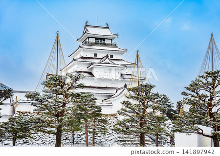 Tsuruga Castle in Fukushima: The castle tower shines brightly in the clear, snowy weather. Tsuruga Castle in Fukushima: The castle tower shines brightly in the clear, snowy weather. 141897942