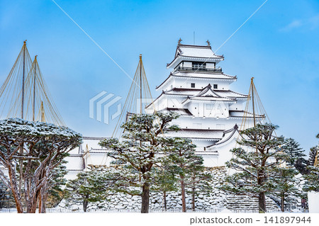Tsuruga Castle in Fukushima: The castle tower shines brightly in the clear, snowy weather. Tsuruga Castle in Fukushima: The castle tower shines brightly in the clear, snowy weather. 141897944