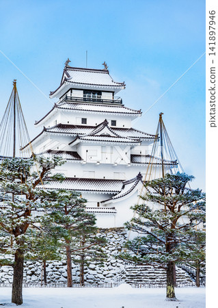 福島敦賀城:晴朗的雪天裡,城堡的天守閣閃閃發光。 福島敦賀城:晴朗的雪天裡,城堡的天守閣閃閃發光。 141897946