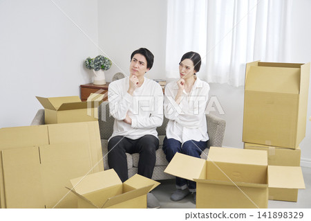 一對正在考慮搬家的夫婦 141898329