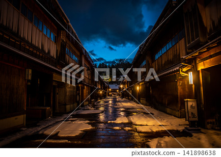 A snowy morning in Kanazawa's Higashi Chaya District A snowy morning in Kanazawa's Higashi Chaya District 141898638