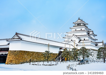 Tsuruga Castle in Fukushima: The castle tower shines brightly in the clear, snowy weather. Tsuruga Castle in Fukushima: The castle tower shines brightly in the clear, snowy weather. 141899460