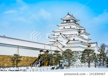 Tsuruga Castle in Fukushima: The castle tower shines brightly in the clear, snowy weather. Tsuruga Castle in Fukushima: The castle tower shines brightly in the clear, snowy weather. 141899467