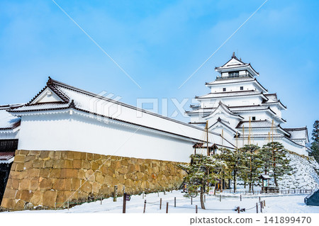 Tsuruga Castle in Fukushima: The castle tower shines brightly in the clear, snowy weather. Tsuruga Castle in Fukushima: The castle tower shines brightly in the clear, snowy weather. 141899470