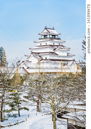 Tsuruga Castle in Fukushima: The castle tower shines brightly in the clear, snowy weather. Tsuruga Castle in Fukushima: The castle tower shines brightly in the clear, snowy weather. 141899478