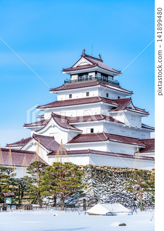 Tsuruga Castle in Fukushima: The castle tower shines brightly in the clear, snowy weather. Tsuruga Castle in Fukushima: The castle tower shines brightly in the clear, snowy weather. 141899480