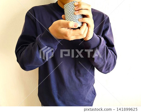 男子上半身像，雙手捧著茶杯 141899625
