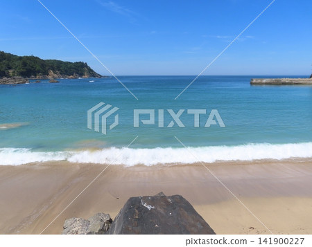 從山頂岩石區眺望荒濱海灘。 從山頂岩石區眺望荒濱海灘。 141900227