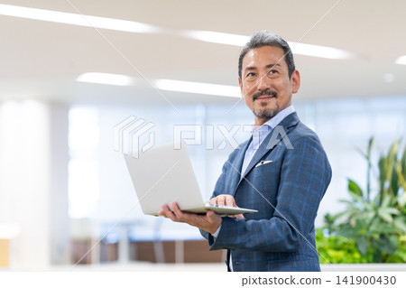 在辦公室工作的中階顧問。拍攝協助由以下機構提供：電波學園教育基金會、東京電子大學。 141900430