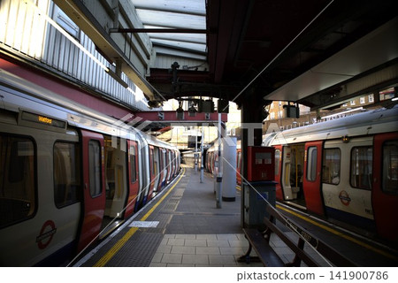 在英國倫敦各車站停靠的地鐵列車 在英國倫敦各車站停靠的地鐵列車 141900786