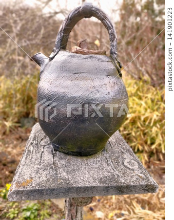 充滿自然氣息的陶瓷水壺,與自然環境融為一體。 充滿自然氣息的陶瓷水壺,與自然環境融為一體。 141901223