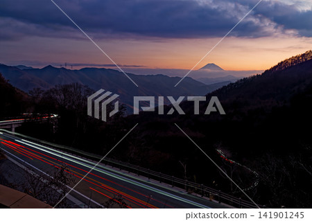 黃昏時分,從青梅公路的柳澤峠眺望富士山。 黃昏時分,從青梅公路的柳澤峠眺望富士山。 141901245