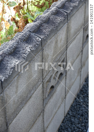 牆、砌塊牆、圍牆、磚塊、外牆、混凝土、抹灰工程、抹灰工、建築物、牆面、牆、石頭、住宅、房屋 141901337
