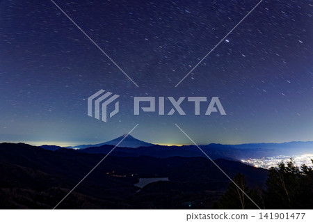 Mount Fuji and the starry sky as seen from Mount Daibosatsu, and the night view of the Kofu Basin. Mount Fuji and the starry sky as seen from Mount Daibosatsu, and the night view of the Kofu Basin. 141901477