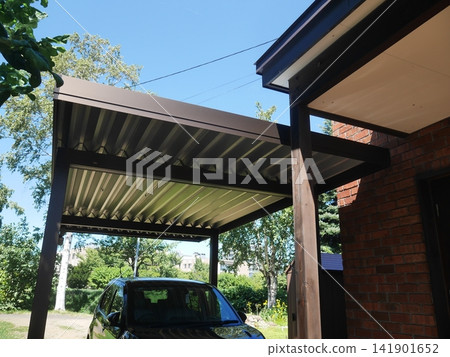 A house where the entrance and carport are close together. 141901652