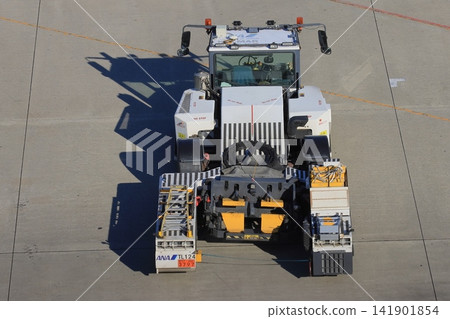 Towbarless towing car, towing tractor, working vehicle, airport 141901854
